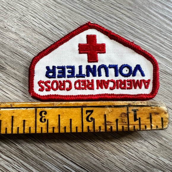 vintage Red Cross patch and pin set - Picture 8 of 11